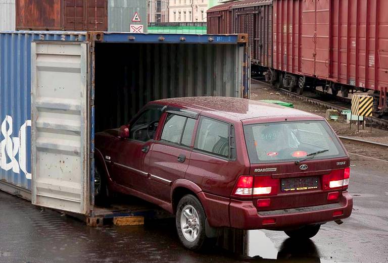 Сколько стоит доставка жд сеткой легковой машины  из Санкт-Петербурга в Москву